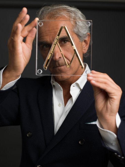 Giorgio Palù, architetto, ritratto con la squadra in ottone