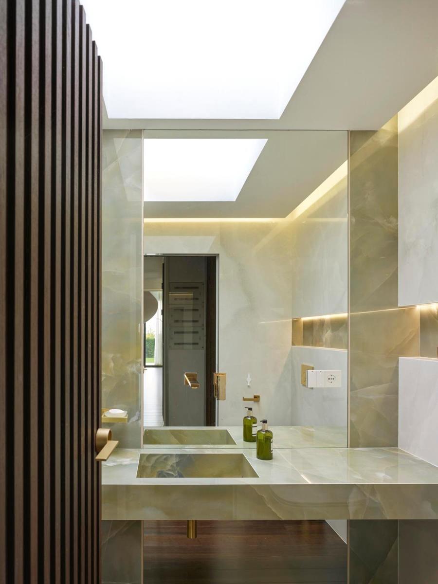 Bagno in onice retroilluminato