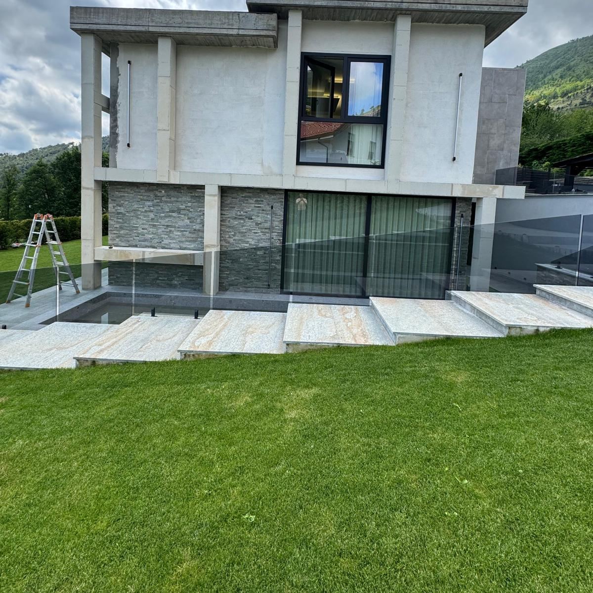 Facciata in cemento grezzo prima della finitura