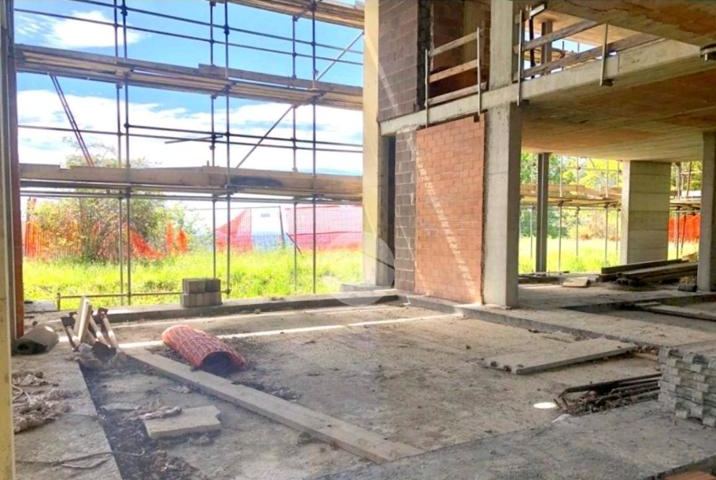 Salone al grezzo con struttura in cemento