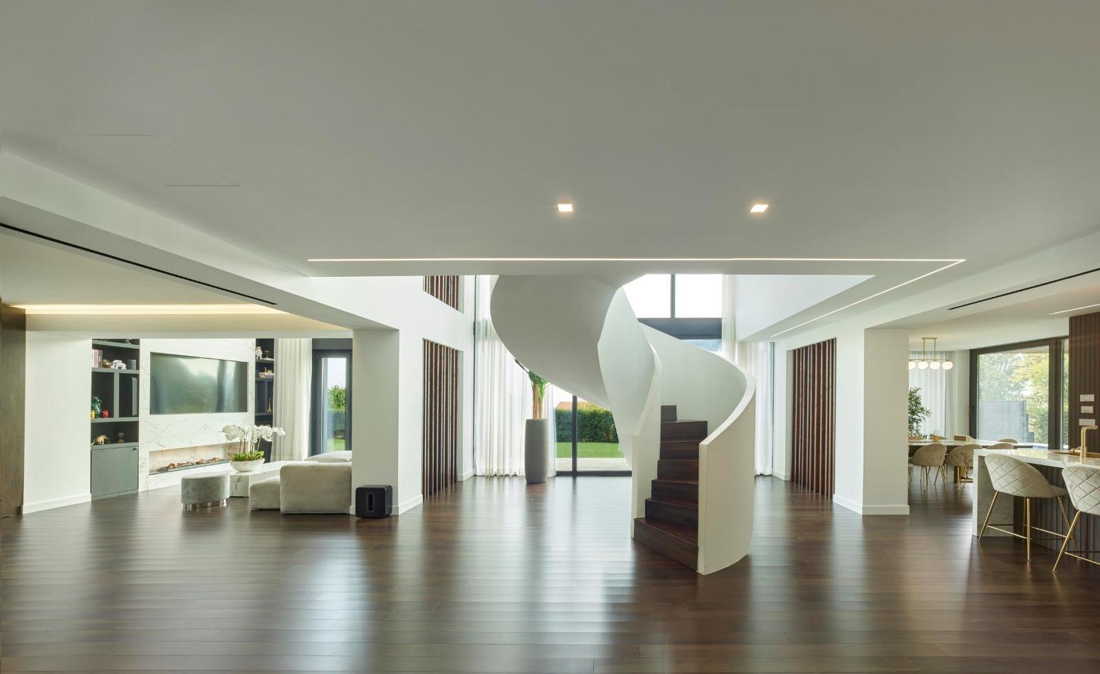 Salone open space con scala elicoidale