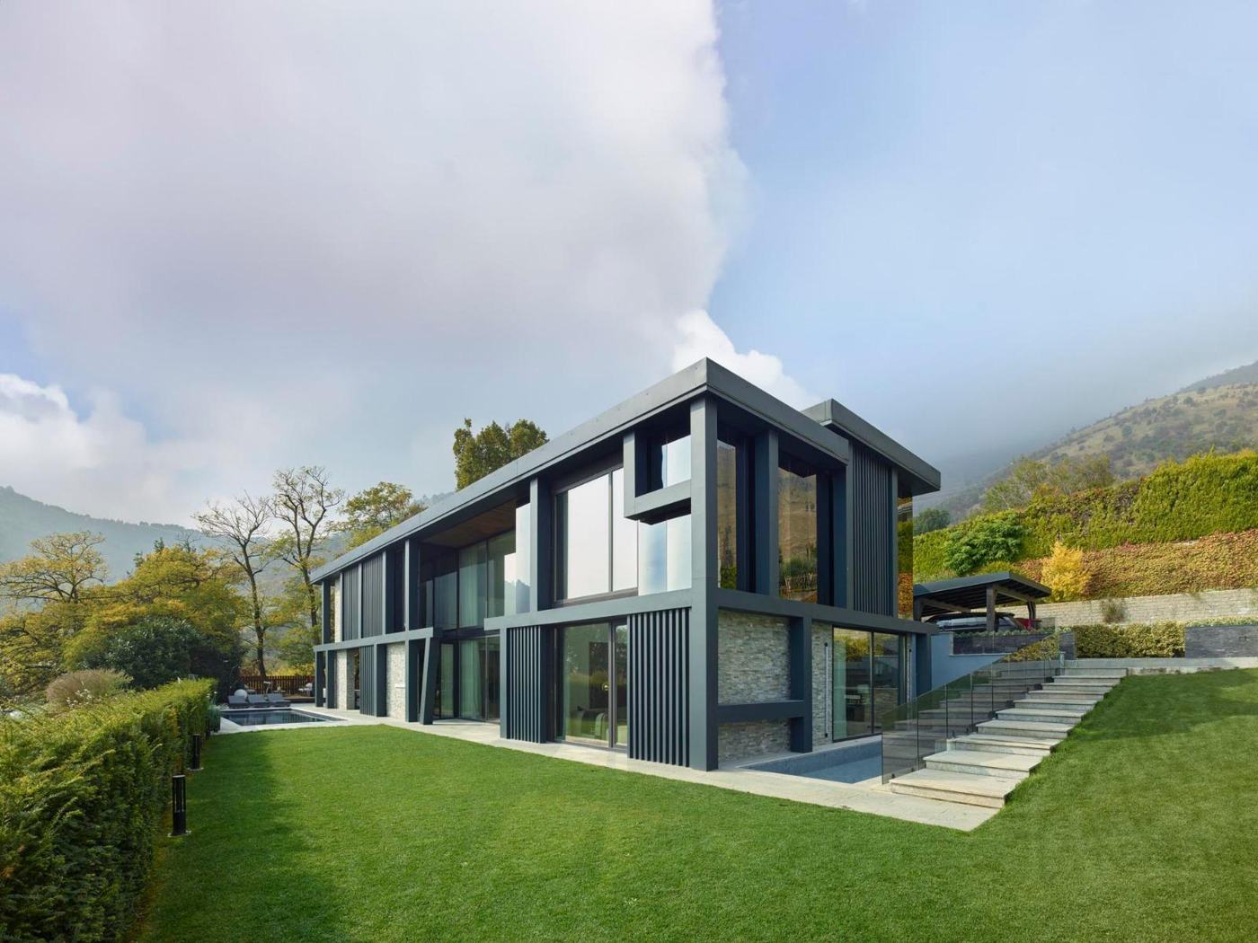 La villa nella nebbia del mattino