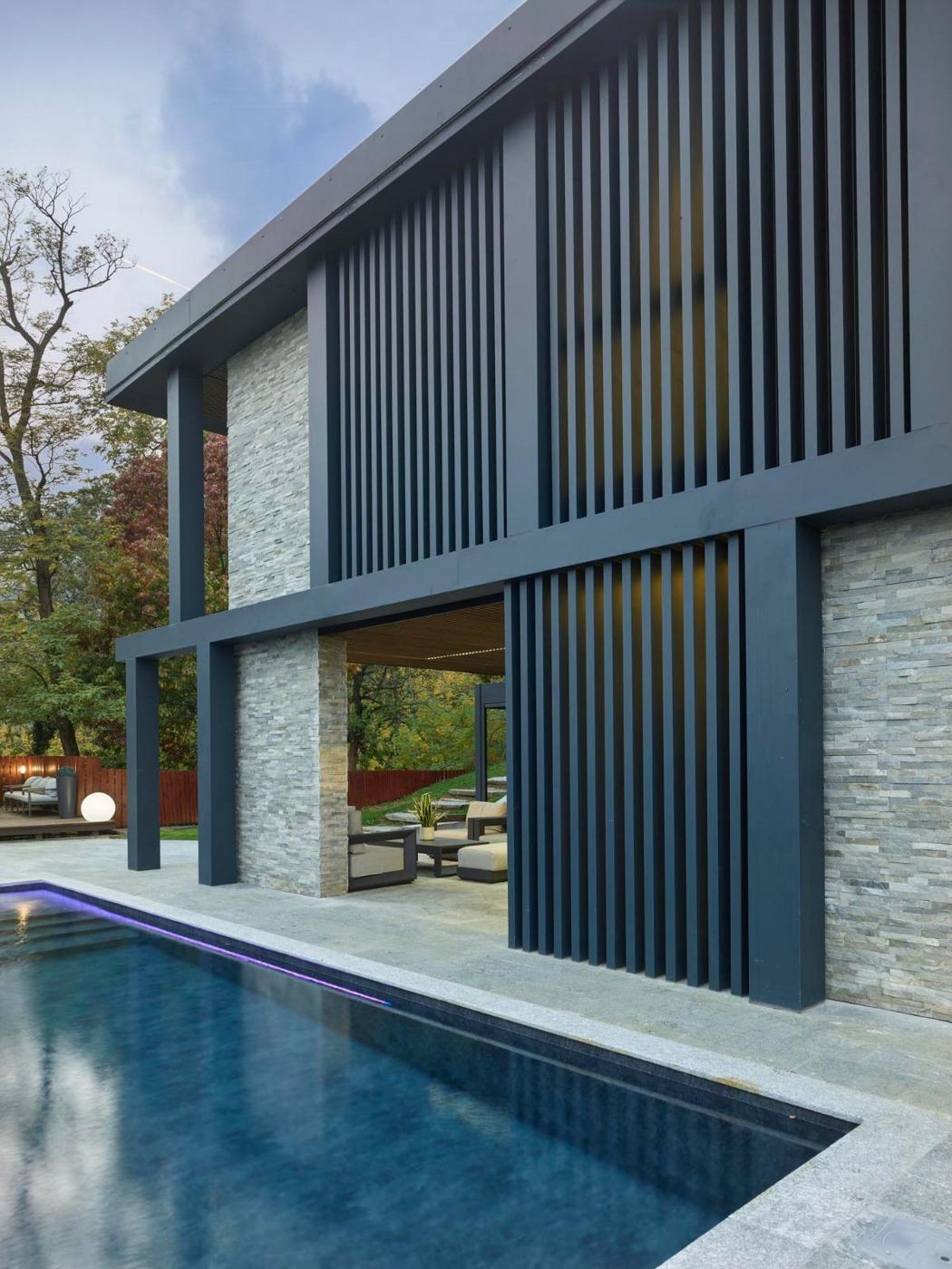 Piscina e brise-soleil