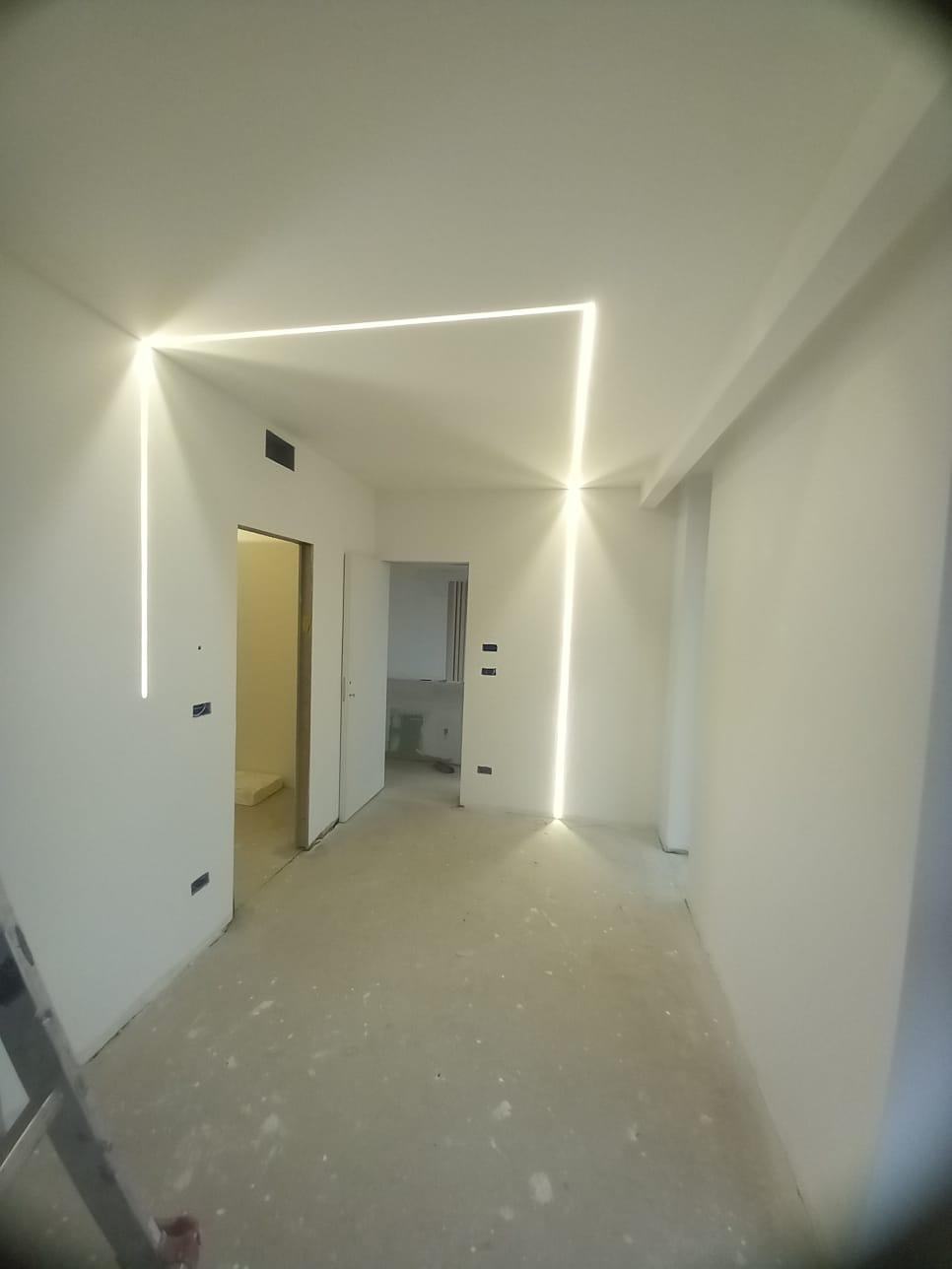 Taglio di luce continuo nel corridoio
