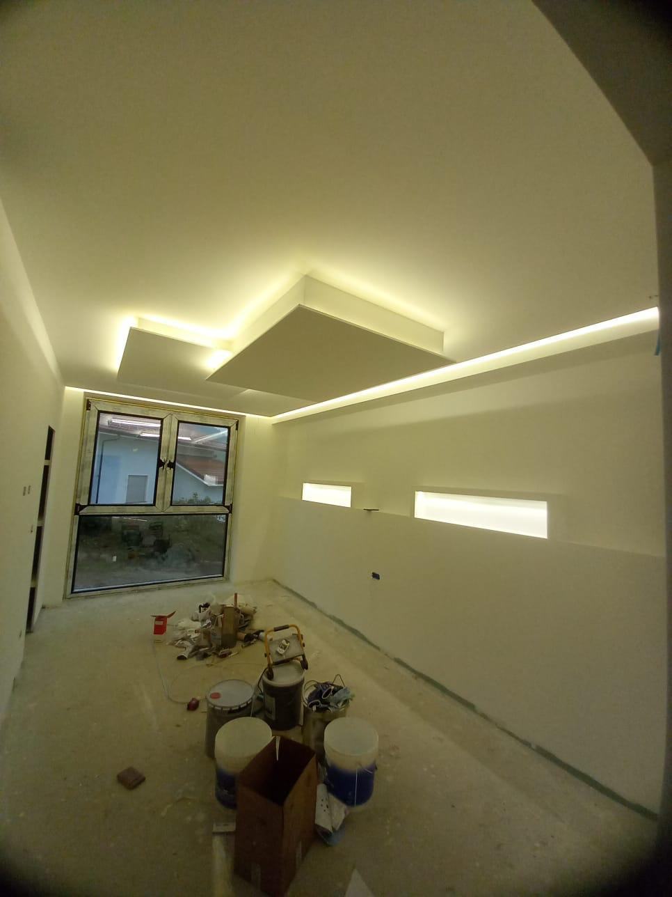 Camera: controsoffitto e nicchie luminose