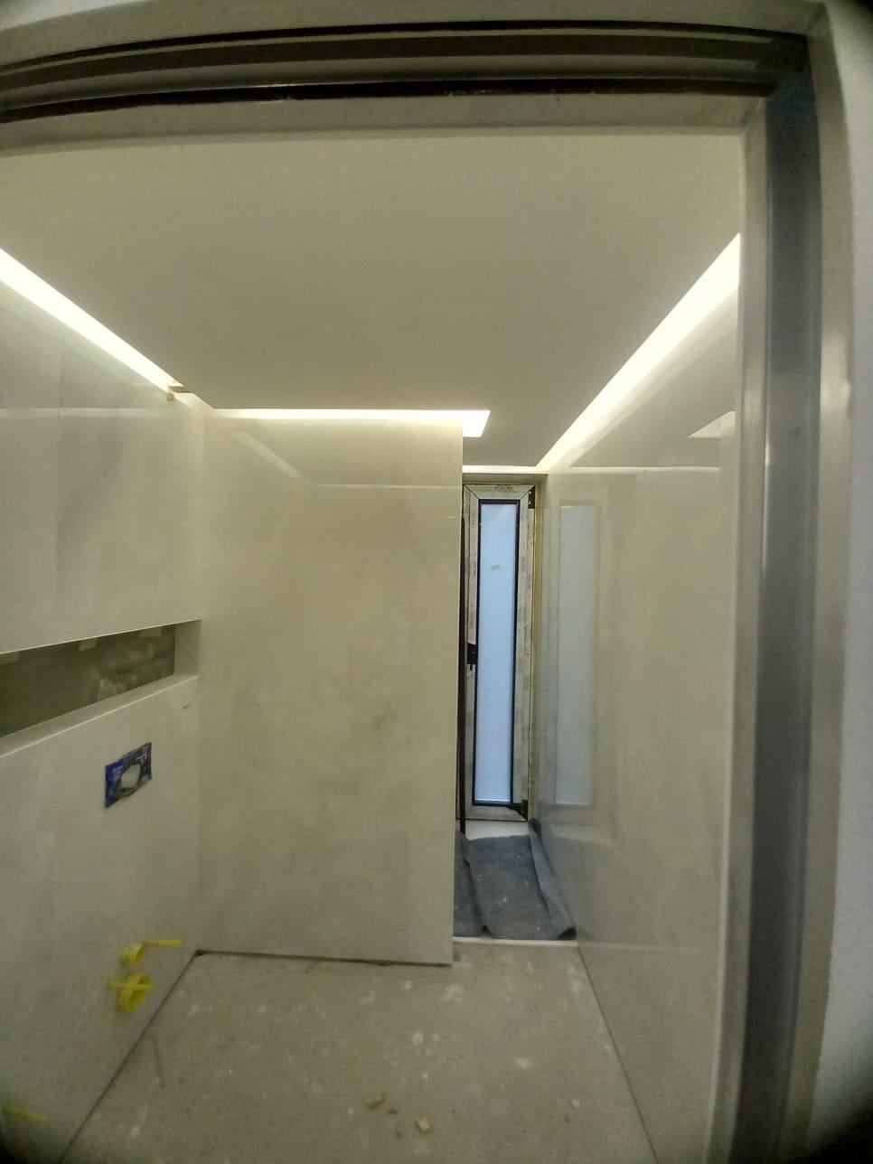 Bagno padronale: onice e tagli di luce