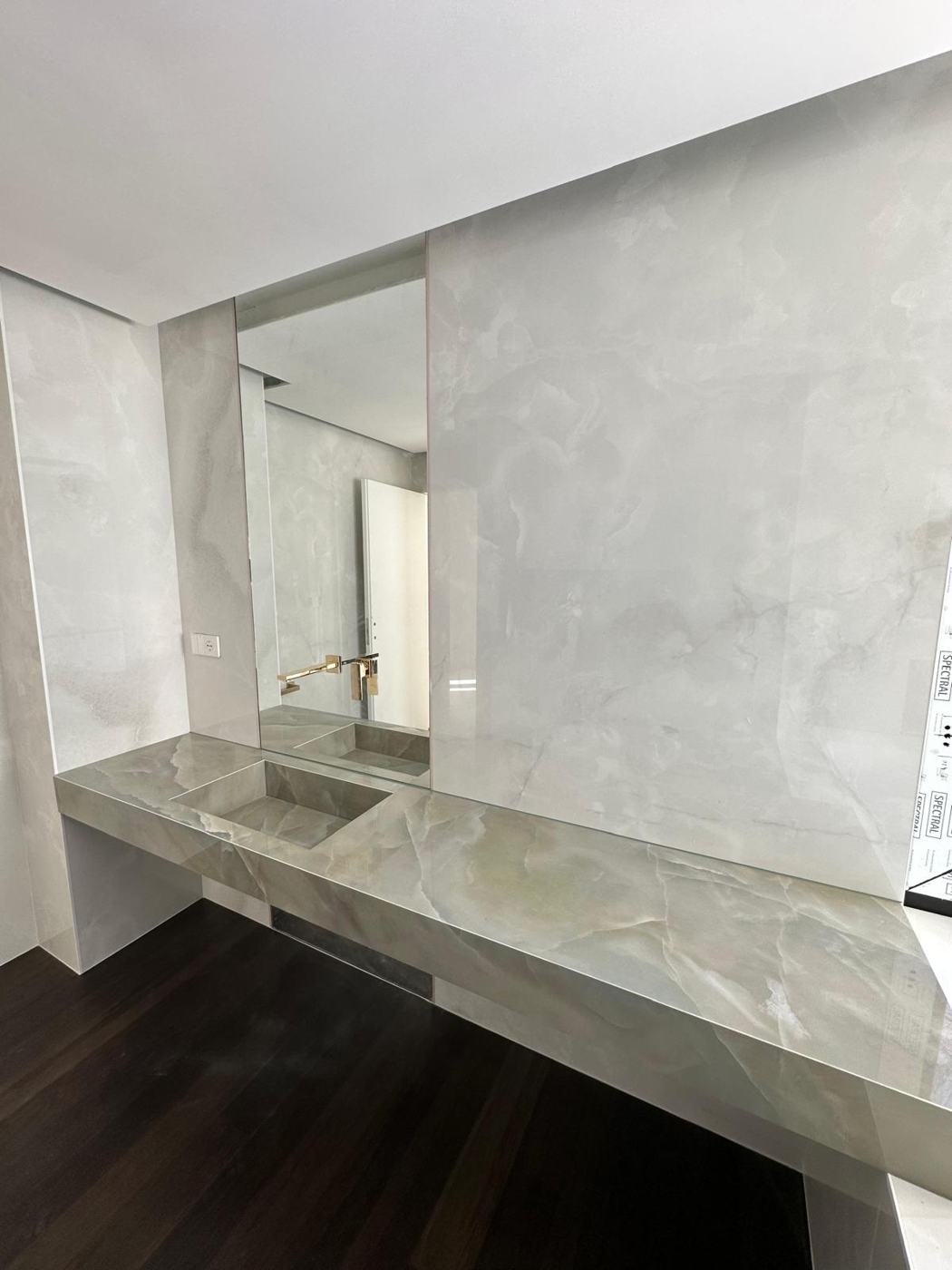 Bagno padronale: piano lavabo in onice