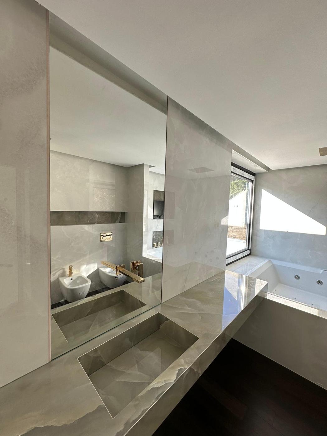 Bagno padronale: lavabo e rubinetteria oro