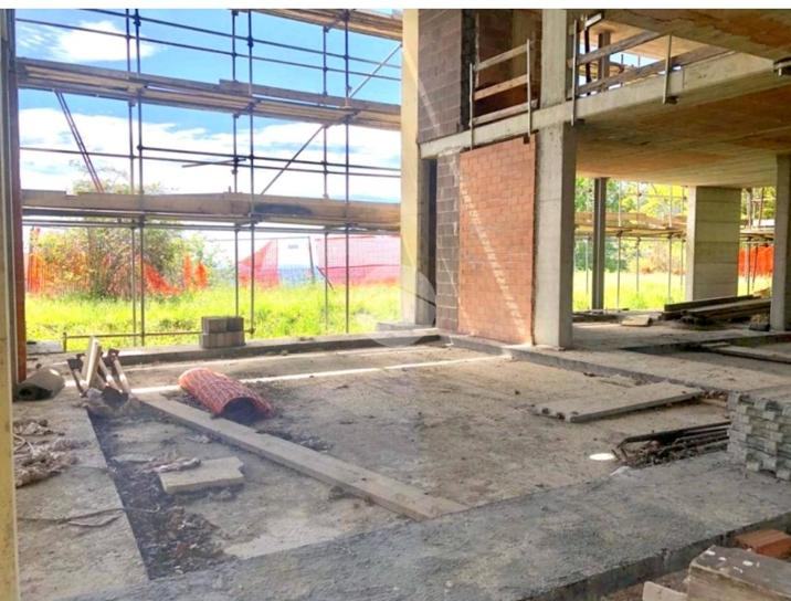 Salone al grezzo, verso la vetrata